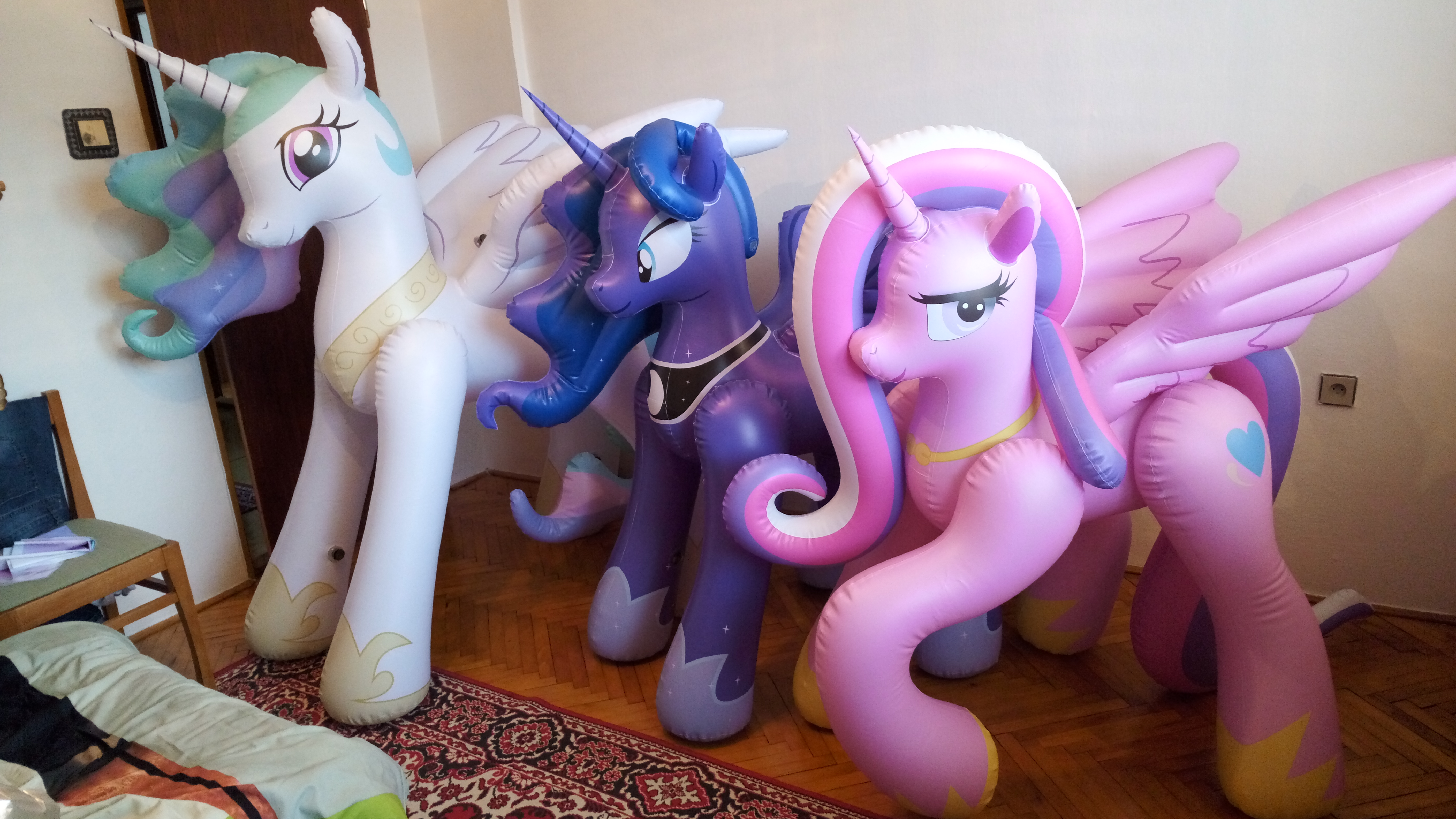 [Obrázek: inflatable_my_little_pony_princesses_by_...aspkkj.jpg]